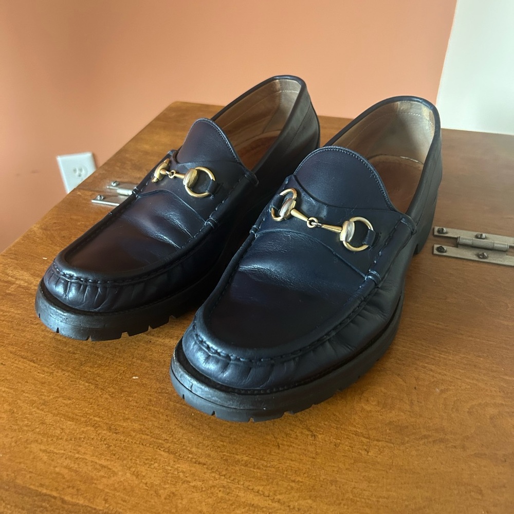 GUCCI men’s navy blue Horsebit leather loafers